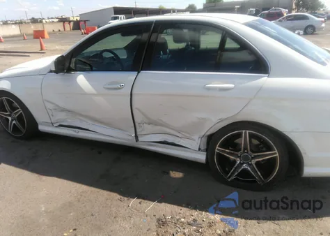 2009 Mercedes-Benz C 300 Luxury/Sport z USA, uszkodzony, nr VIN WDDGF54X59R082338